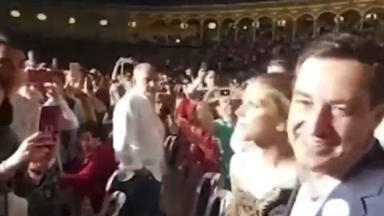 El presidente de la Junta, Juanma Moreno, se lleva su primer baño de multitud en un concierto de José Manuel Soto en la Maestranza.