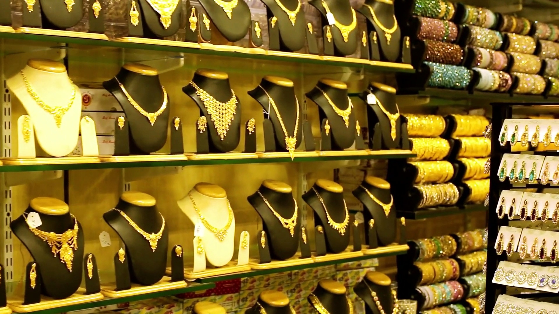 বড়সড় পতন সোনার দামে, দারুণ সস্তা হল রূপো