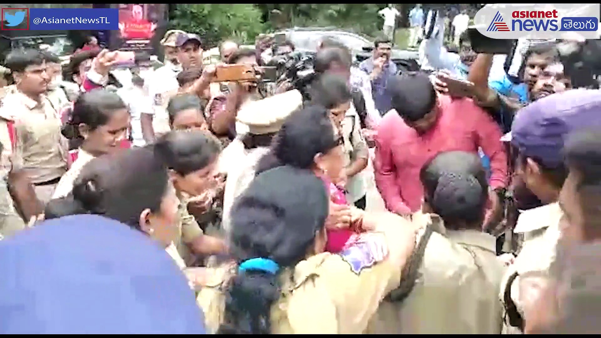 రాజ్ భవన్ వద్ద రేణుకా చౌదరి హల్ చల్... ఎస్సై చొక్కా పట్టుకుని దురుసు ప్రవర్తన