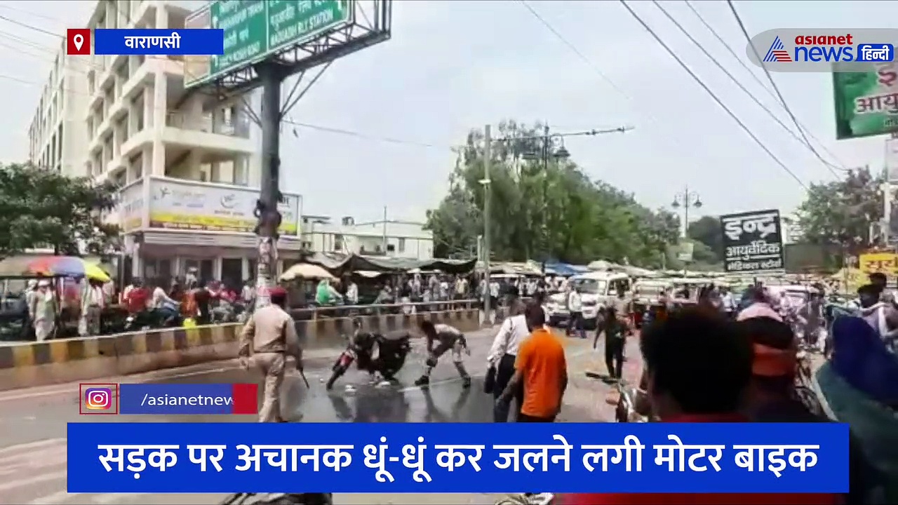 सड़क पर अचानक धूं-धूं कर जलने लगी मोटर बाइक, चालक ने कूदकर बचाई जान