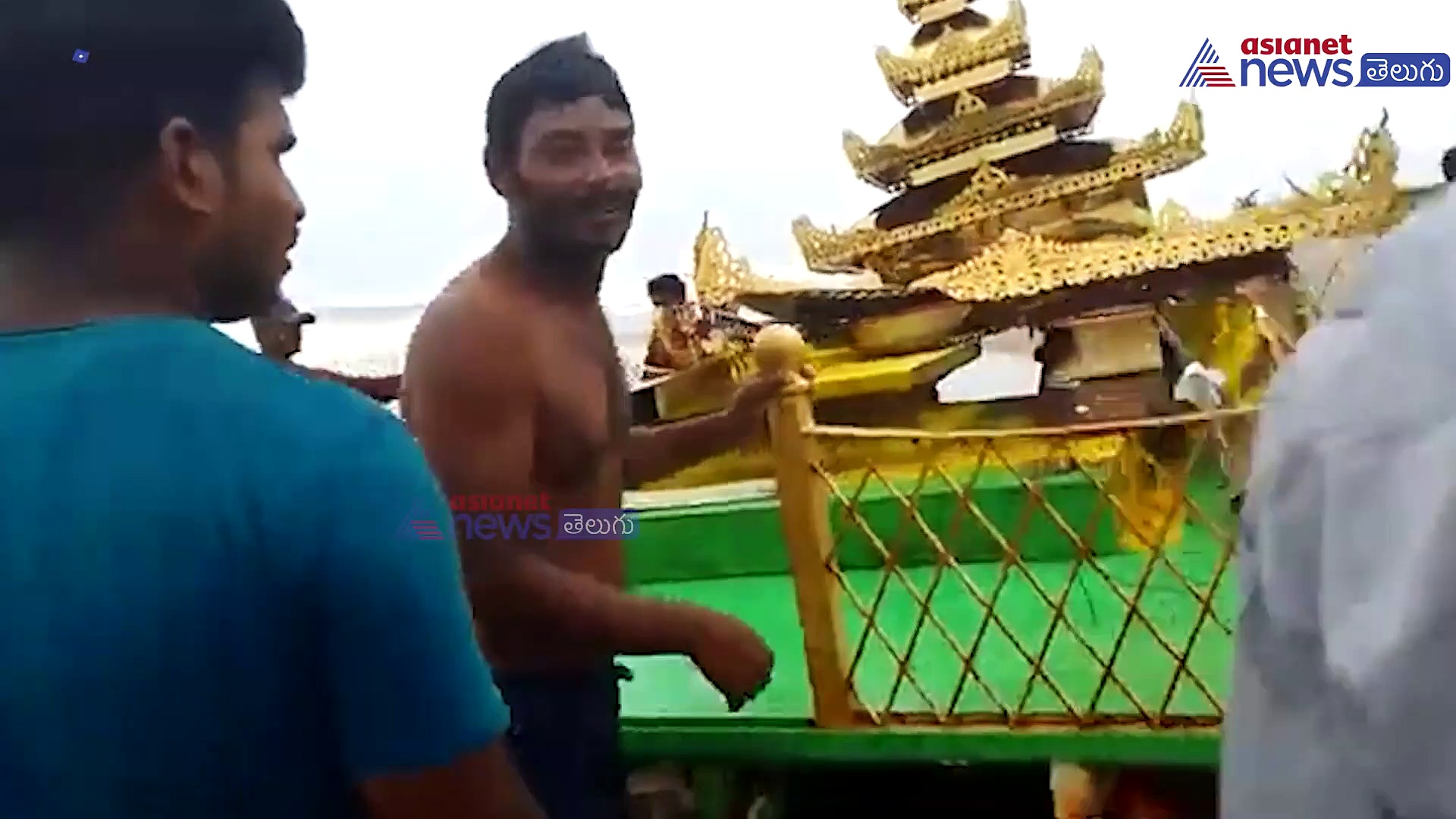Cyclone Asani: శ్రీకాకుళంలో అరుదైన ఘటన... తీరానికి కొట్టుకువచ్చిన విదేశీ రధం 