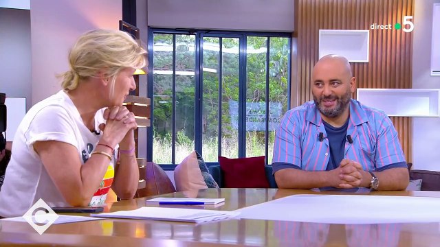 Anne-Elisabeth Lemoine très gênée face à Jérôme Commandeur après une bourde sur la mort de Gaspard Ulliel dans C à Vous