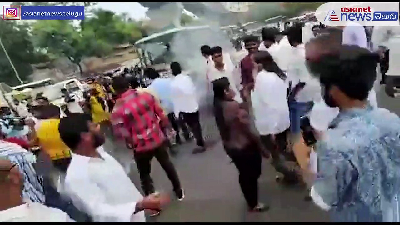 కాంగ్రెస్ శ్రేణుల ఛలో రాజ్ భవన్ ఉద్రిక్తత... వాహనాలకు నిప్పుపెట్టి, బస్సులు ధ్వంసం 