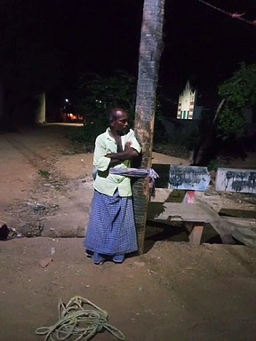 నిద్రిస్తున్న బాలికపై అత్యాచారయత్నం.. నిందితుడిని చెట్టుకు కట్టేసి దేహశుద్ధి ( వీడియో)