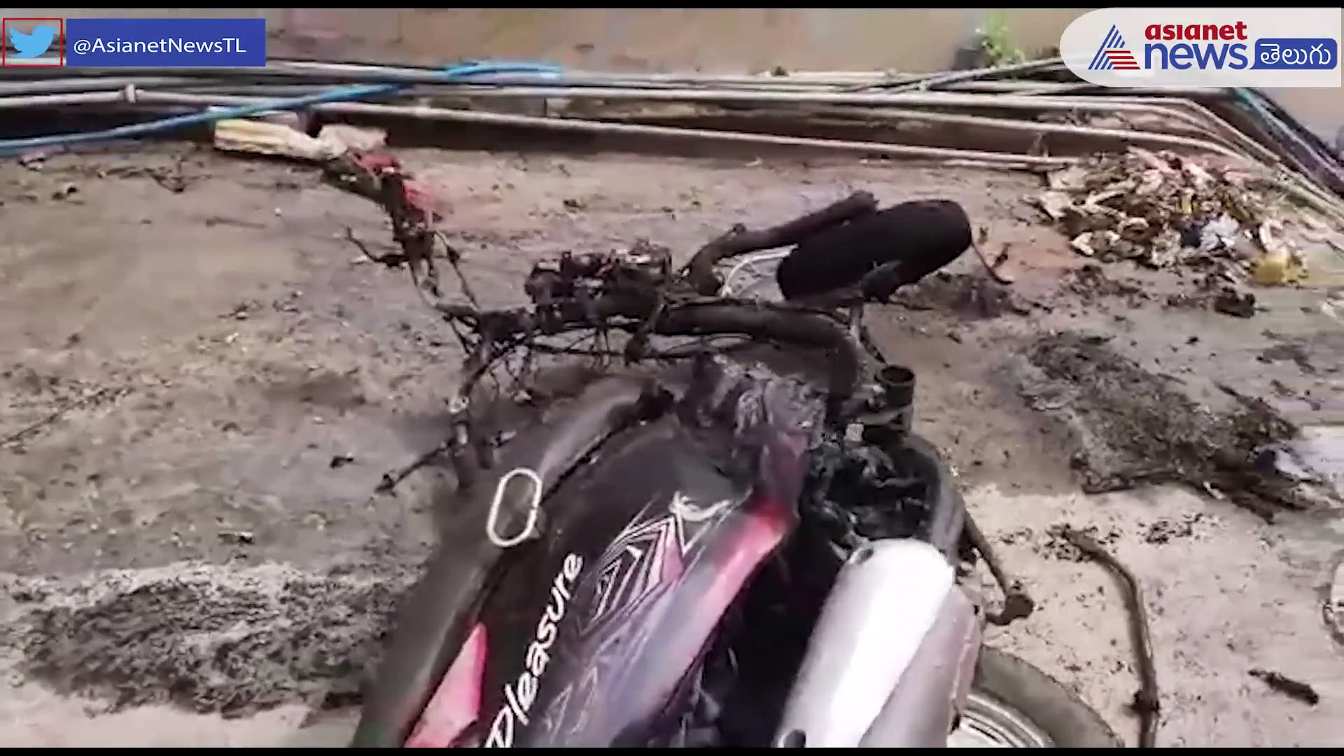 ఇళ్లముందు నిలిపిన బైక్స్ కి నిప్పంటించి... విజయవాడలో గంజాయి బ్యాచ్ వీరంగం 