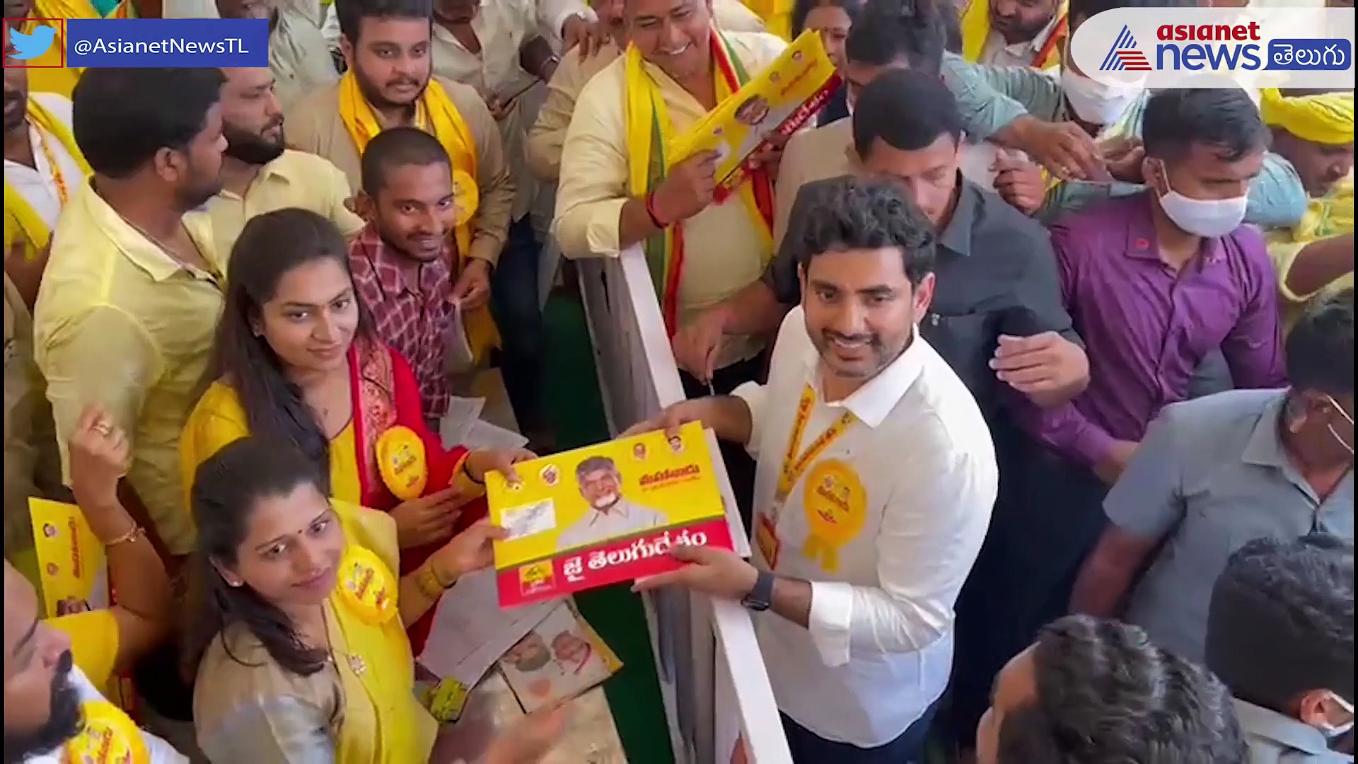 మహానాడు ప్రాంగణంలో నారా లోకేష్ సందడి... కరచాలనం, సెల్పీల కోసం ఎగబడ్డ టిడిపి శ్రేణులు 