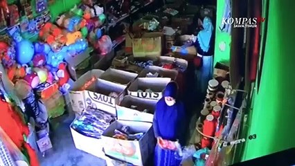 Download Video: Aksi Emak-Emak Sindikat Maling Toko Terekam CCTV di Probolinggo