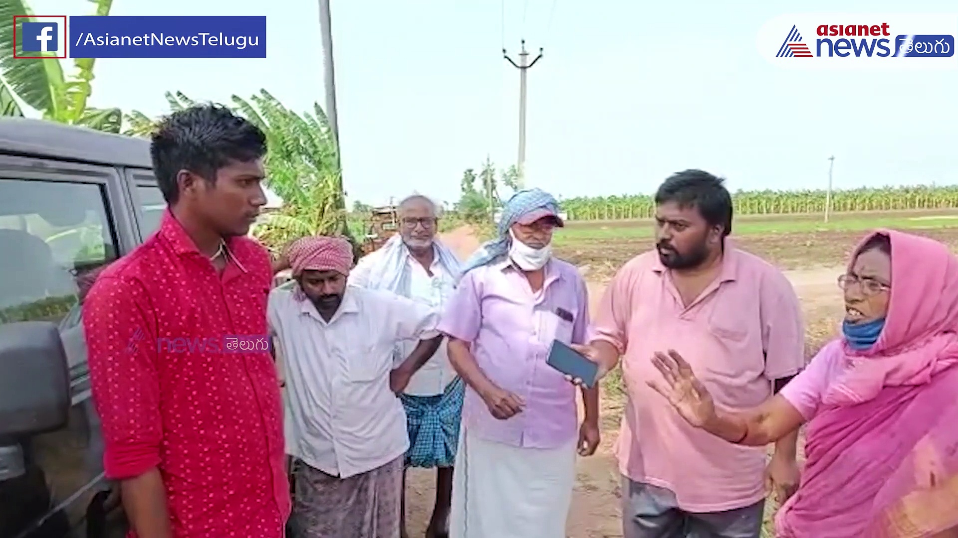 జేసిబితో పొలాలు ధ్వంసం... కరకట్ట విస్తరణ పనులను అడ్డుకున్న బాధిత రైతులు