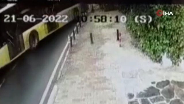 Ortaköy’de içinde yolcuların bulunduğu İETT otobüsü kaldırıma çıktı: Faciadan dönüldü