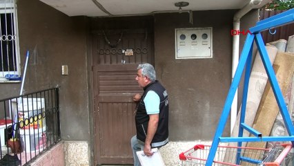 Uyuşturucu baskını yapan polisleri ‘belki de teröristsiniz” diyerek oyalamaya çalıştı