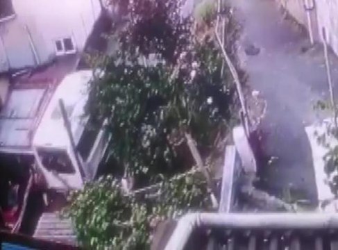 Beykoz'da minibüs yokuş aşağı kaydı çocuklar saniyelerle kurtuldu