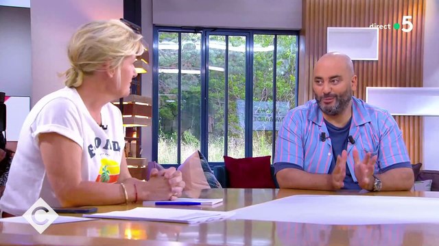 Anne-Elisabeth Lemoine gênée après une bourde face à Jérôme Commandeur sur le plateau de « C à vous » sur France 5 : « Ça m'avait échappé » - VIDEO