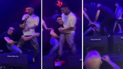 Konserinde hayranının saldırısına uğrayan Uzi, konserini yarıda kesti