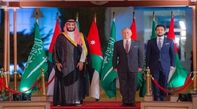 ولي العهد الأمير محمد بن سلمان يعانق الأمير الحسين بن عبدالله