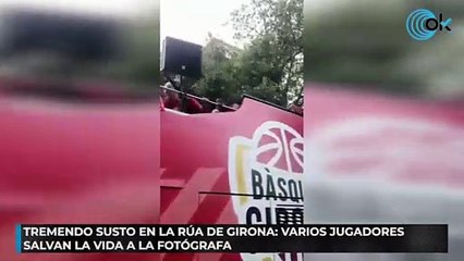 Tremendo susto en la rúa del Girona: varios jugadores salvan la vida a la fotógrafa
