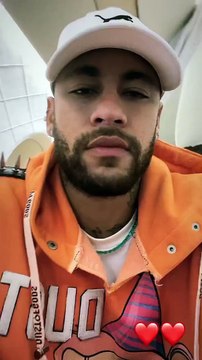 Après un atterrissage d'urgence de son jet privé au Brésil, le footballeur Neymar rassure ses fans: Tout va bien, c'était juste une frayeur ! - Regardez