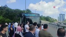 İETT otobüsü arızalandı, mağdur olan vatandaşlar yolu kapattı