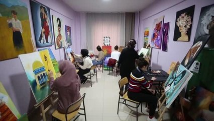 Üniversiteli kız öğrenciler yurtta aldıkları eğitim sayesinde sanatla buluştu