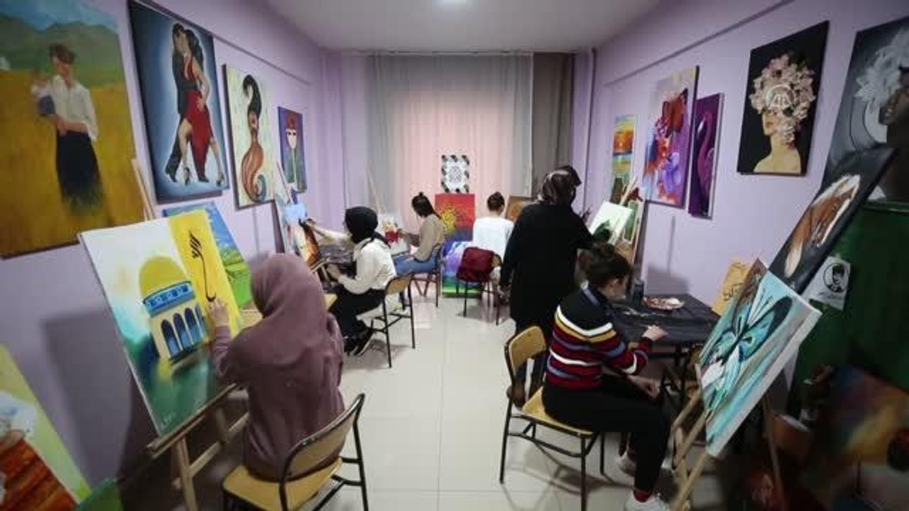 Üniversiteli kız öğrenciler yurtta aldıkları eğitim sayesinde sanatla buluştu
