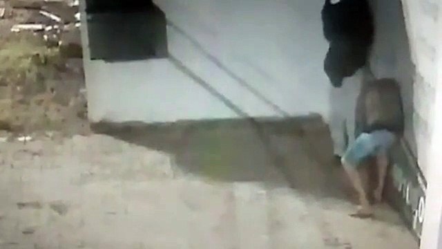 Câmeras de segurança flagram mesmos suspeitos tentando invadir outra loja na Av. Brasil