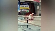 İstanbul'da cübbeli sarıklı bir kişi yol ortasında namaz kıldı