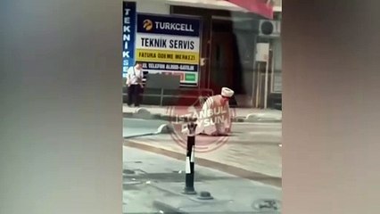 İstanbul'da cübbeli sarıklı bir kişi yol ortasında namaz kıldı