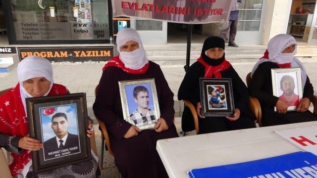 Evlat nöbeti tutan baba: HDP'ye diyoruz ki, çocuklarımızı nasıl götürüp PKK'ya verdiysen yine o şekilde bize geri getir