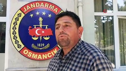 Yolda buldukları para dolu çantayı jandarmaya teslim ettiler