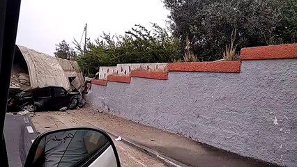 Un camión aplasta un coche en Tenerife