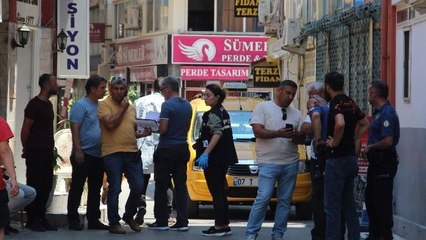 Önce bıçakladı, sonra yardımına koşup yarasına tampon yaptı