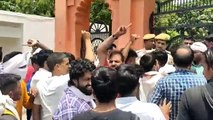 video: अग्निपथ के विरोध में सांसद आवास का घेराव: युवाओं ने जलाए टायर, बोले, सेना में भी शुरू हुई राजनीति