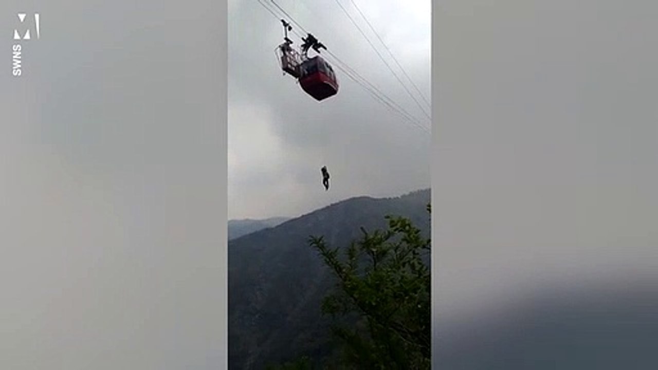 Cáp treo du lịch đột nhiên ngừng hoạt động giữa không trung: Du khách nén sợ đu dây thừng xuống