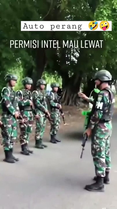 lucu abis pedagang melewati TNI lagi_(1080P_HD)