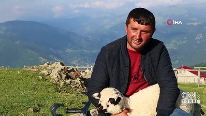 26 yıldır tek bacağıyla hayvanlarını otlatıyor