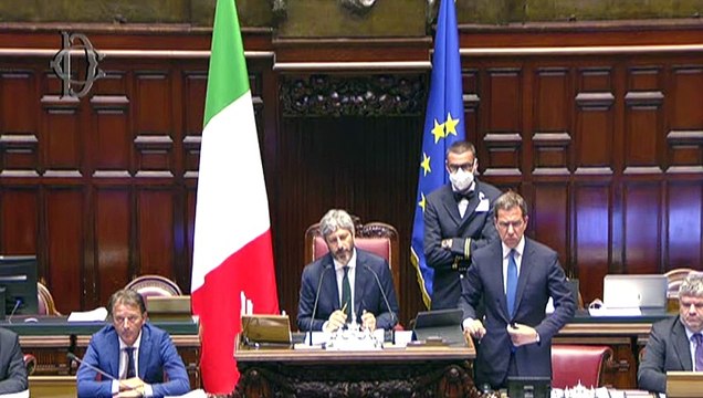 Draghi alla Camera, la protesta dei deputati di Alternativa: Stop invio armi all'Ucraina
