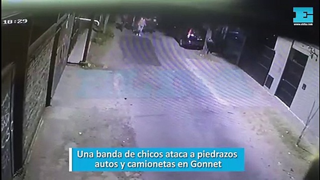 Una banda de chicos ataca a piedrazos autos y camionetas en Gonnet