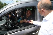 Tokat Valisi Hatipoğlu ve Belediye Başkanı Eroğlu sürücülere kiraz ikram etti
