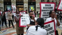 Milano, protesta dei lavoratori del Bistrot Mondadori in Duomo contro la chiusura e il licenziamento