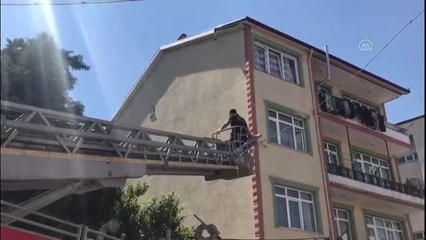 Son Dakika | Evin çatısında asılı kalan kargayı itfaiye kurtardı