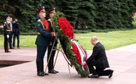 Son dakika haberleri! Putin, Meçhul Asker Anıtı'na çelenk bıraktıİkinci Dünya Savaşı kurbanları anıldı