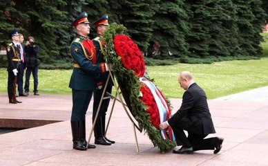 Son dakika haberleri! Putin, Meçhul Asker Anıtı'na çelenk bıraktıİkinci Dünya Savaşı kurbanları anıldı