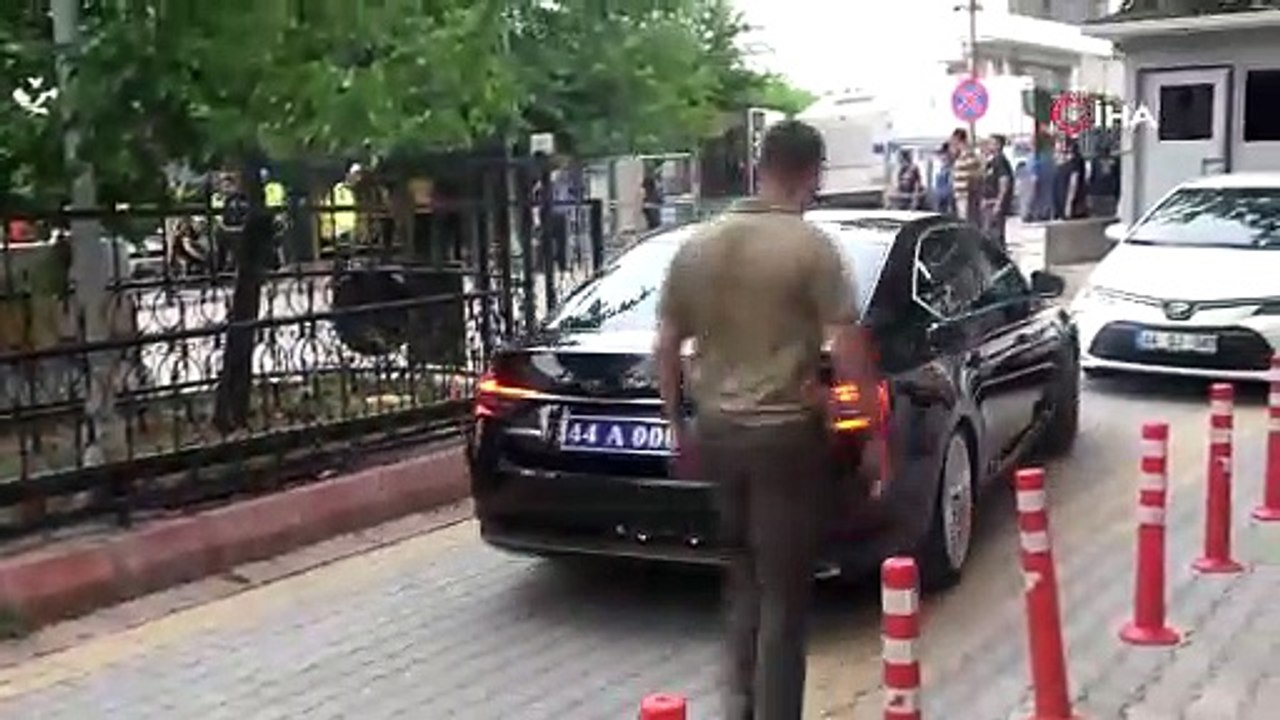 Adliyeye sevk edilen cinayet zanlıları taş yağmuruna tutuldu