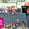 Des spectateurs de baseball se donnent des balles récupérées au cours d'un match