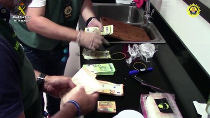 La Guardia Civil interviene en Mutxamel más de 30.000 euros a dos traficantes de cocaína