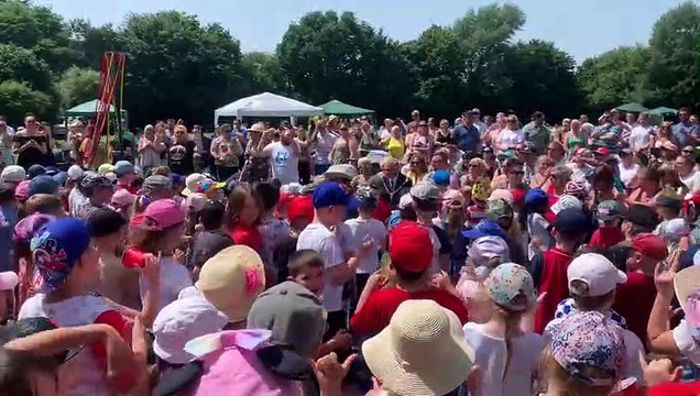 Bedenham Primary School celebrates the Queen's Platinum Jubilee with Sign with Steve