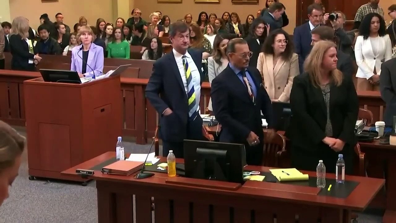 Amber Heard Acts SCARED Coming Down The Witness Stand — Johnny Depp SHRUGS_