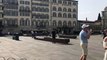 Firenze, skateboard selvaggio in piazza Santa Maria Novella in mezzo alle panchine