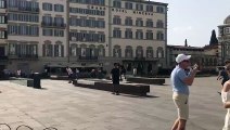 Firenze, skateboard selvaggio in piazza Santa Maria Novella in mezzo alle panchine