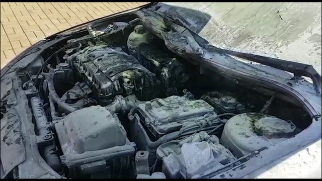Motor de Peugeot pega fogo e bombeiros controlam chamas, no Santa Cruz