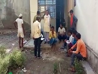 Télécharger la video: crime news: युवक का शव मिला, पोस्टमार्टम कर परिजनों को सौंपा-video